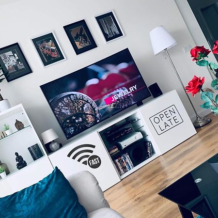 E1 Luxury Oldtown Apt - 2X Parking, Foodstore, Pcscreen, Netflix, Unlimited Music, Crib, Babychair, Fastwifi, Aircon Apartman Kassa Kültér fotó